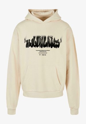 Cremekapuzsweatshirt aus weichem Material, mit einer Vorderentasche, Kordelzugkapuze und verzerrtem schwarzen Textdruck auf der Vorderseite.
