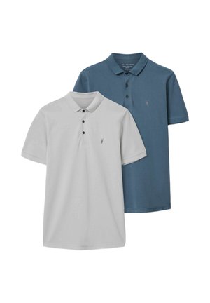 Twee poloshirts met korte mouwen, één lichtgrijs en één donkerblauw, elk met een drieknops plooi en een klein geborduurd logo op de borst.