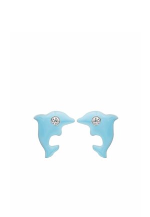 Boucles d'oreilles clous en forme de dauphin bleu avec une petite pierre précieuse claire pour l'œil, présentées par paires côte à côte sur un fond blanc.