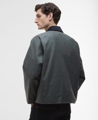 Casaco masculino em verde escuro, feito de tecido liso. Apresenta um colarinho preto, corte solto e design minimalista sem hardware visível.