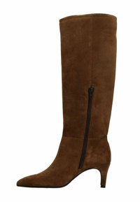 Bruine suède kniehoge laarzen met een spitse neus, slanke hak en zwarte ritsdetails aan de zijkant. Zachte textuur en gestroomlijnd design.