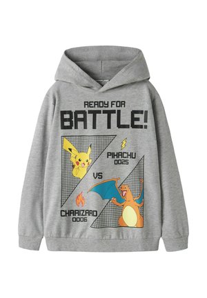 Szara dziecięca bluza z kapturem z tekstem "Ready for Battle", z postaciami Pikachu i Charizard stających naprzeciw siebie z odpowiednimi symbolami i cyframi.
