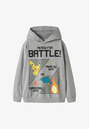 Grå børne-hoodie med teksten "Ready for Battle", med Pikachu og Charizard figurer, der står overfor hinanden med deres respektive symboler og numre.