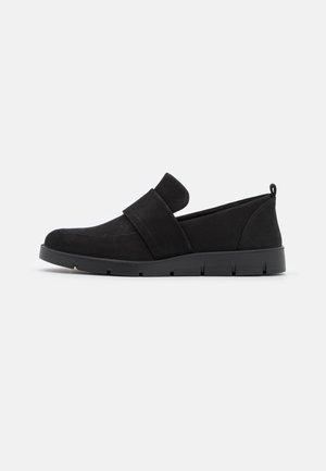 Scarpe slip-on in suede nero con una larga fascia sulla parte anteriore, suola in gomma, punta arrotondata e linguetta sul retro per una facile calzata.