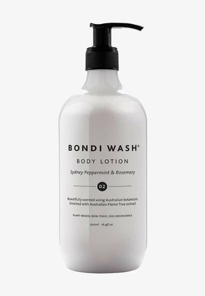 Bondi Wash bodylotion in een witte, ovale plastic fles met een zwarte pomp. De tekst bevat het merk, de geur en plantaardige kenmerken. Inhoud van 500 ml.