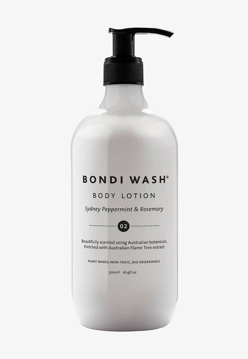 Lotion corporelle Bondi Wash dans une bouteille en plastique blanche et ovale avec une pompe noire. Le texte comprend la marque, le parfum et les caractéristiques à base de plantes. Capacité de 500 ml.