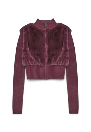 Maglione corto bordeaux con texture a coste e un pannello in pelliccia sintetica morbida sul petto. Presenta un colletto alto e maniche lunghe.