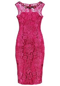 Fuchsiové krajkové šaty s přiléhavým střihem, bez rukávů, květinovým vzorem a korálkovým výstřihem. Hladká textura po celém povrchu.