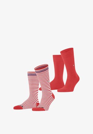 Twee paar sokken tot halverwege de kuit, één effen rood en één rood met witte en blauwe horizontale strepen, weergegeven op een witte achtergrond.