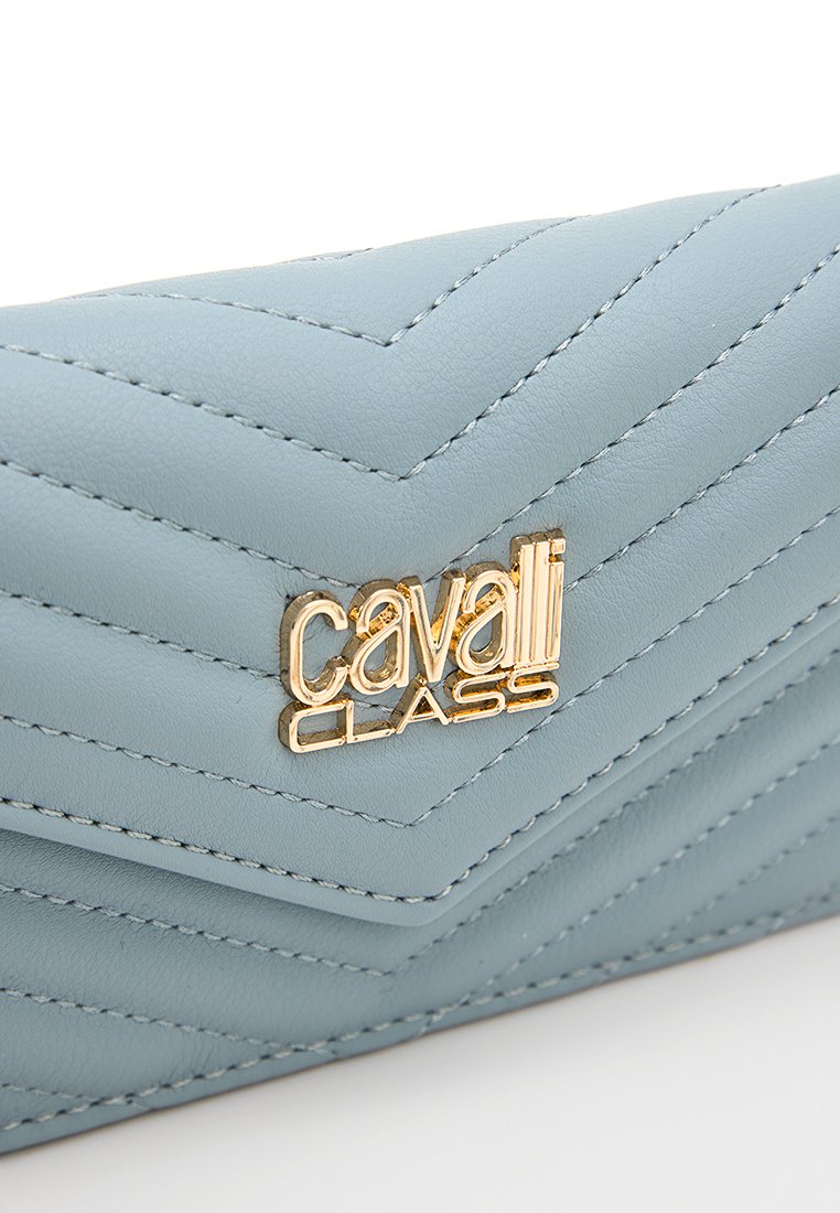 Cartera de cuero azul claro con un diseño en forma de chevrón, que presenta el logo dorado "Cavalli Class" y costuras en contraste.