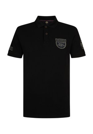 Zwart poloshirt met een kraag, een drieknoopssluiting en geborduurde patches op de borst en mouw. Gemaakt van katoen, korte mouwen.