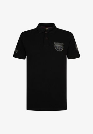 Zwart poloshirt met een kraag, een drieknoopssluiting en geborduurde patches op de borst en mouw. Gemaakt van katoen, korte mouwen.