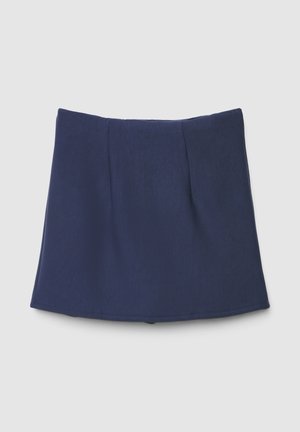 Jupe bleu marine au design simple, avec deux plis sur le devant, une texture lisse et un ourlet droit. Fabriquée en tissu léger.