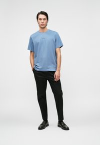 Calvin Klein TEE - Pamata T-krekls - dusty sailor blue