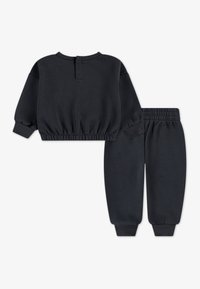 Mørkeblå sweatshirt og matchende joggers lavet af blødt materiale. Toppen har et cropped design med elastiske manchetter, mens bukserne har elastisk talje.