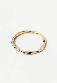 Guldpläterat vridet armband, slät och polerad yta med en glänsande, reflekterande finish; cirkulär form med ojämna kanter.