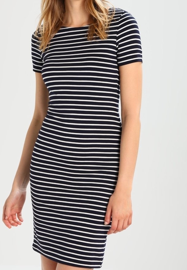 Robe ajustée à rayures bleu marine et blanches, avec des manches courtes, un col rond et une texture douce, arrivant au-dessus du genou.