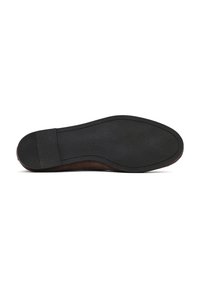 Semelle noire avec une texture en caoutchouc antidérapante, forme légèrement arrondie et bord supérieur lisse de couleur marron. Pas de motifs visibles ni de détails matériels.