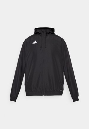 Giacca atletica nera realizzata in materiale leggero. Caratterizzata da un cappuccio, chiusura zip e polsini elastici. Logo bianco sul lato superiore sinistro.