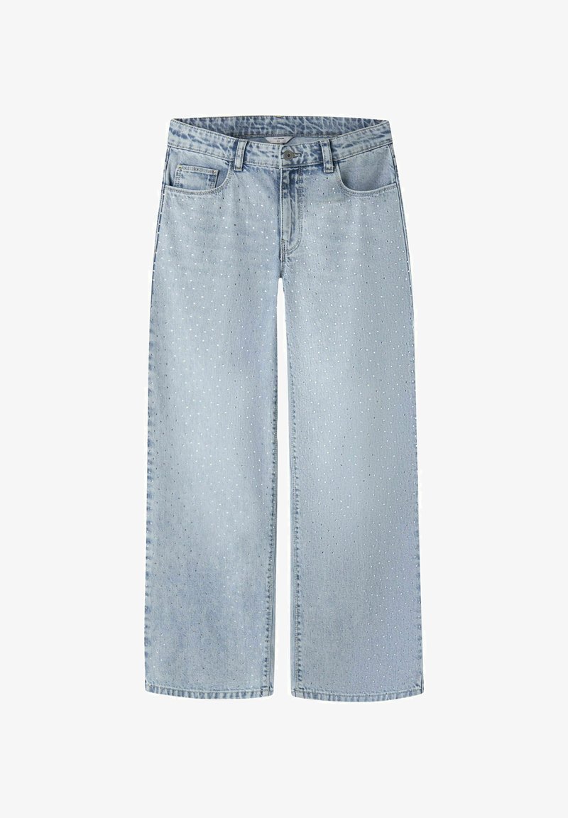 Jeans larges bleu clair avec un motif texturé, présentant des coutures visibles, des poches avant, et une fermeture standard à bouton.