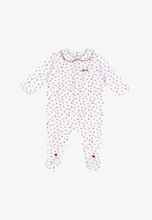 Pyjama blanc pour bébé avec des imprimés en forme de cœur rouges, doté de manches longues, d'un col et d'une fermeture à boutons, fabriqué en tissu côtelé doux.