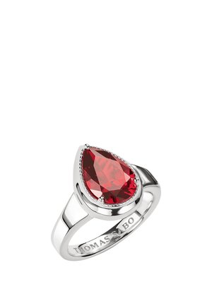 Silberner Ring mit großem birnenförmigem roten Edelstein, auf dem Innenband mit "THOMAS SABO" graviert.