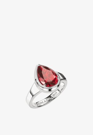 Silberner Ring mit großem birnenförmigem roten Edelstein, auf dem Innenband mit "THOMAS SABO" graviert.