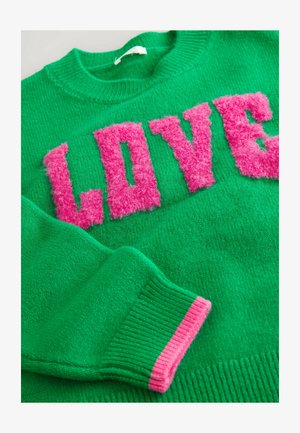 Pulover verde cu decolteu rotund, având inscripția pufoasă „LOVE” în roz și accente ribbate în roz la mansete. Textură moale.