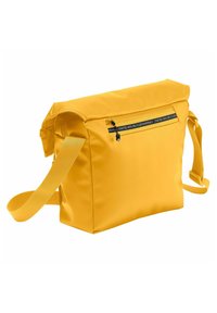 Borsa a messaggero gialla in materiale riciclato con parte superiore ripiegabile, tracolla regolabile e tasca con zip con etichettatura nera.