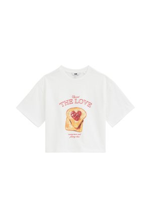 Weißes T-Shirt mit kurzen Ärmeln und einer Grafik von Toast mit herzförmiger roter Marmelade sowie dem Text "Spread The Love" in roter Schrift.