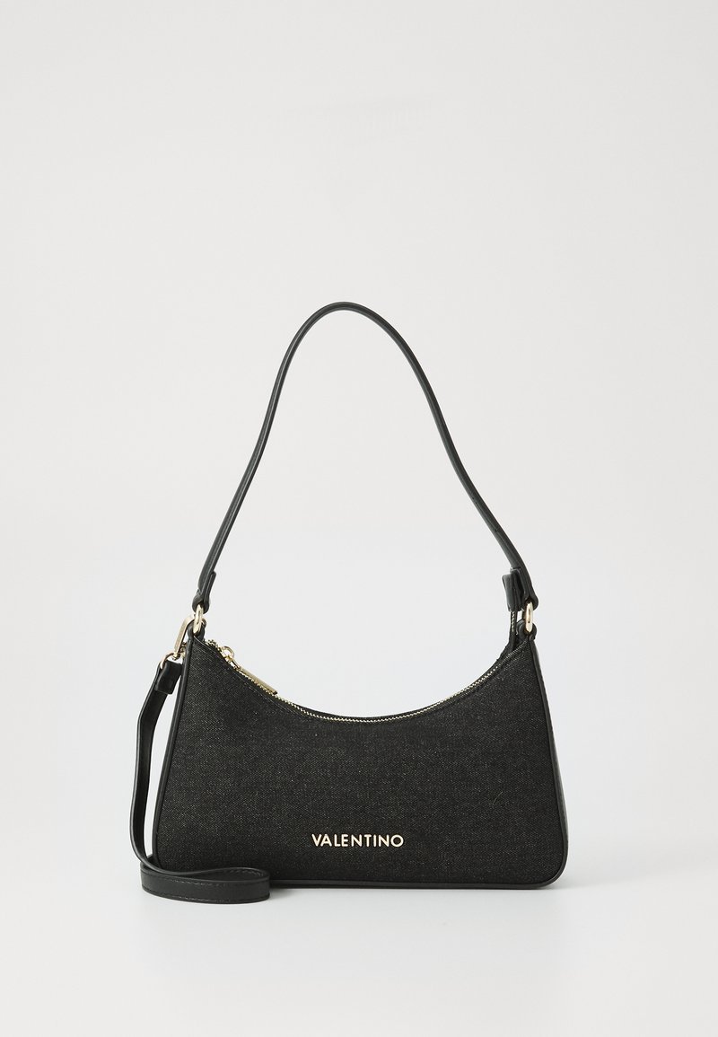 Črna torbica s ukrivljeno zasnovo, izdelana iz teksturirane tkanine. Ima zadrgo, zlate detajle in nastavljiv trak, označena z "VALENTINO."
