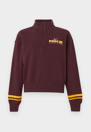 Sudadera Nike color granate con cremallera de un cuarto, cuello alto, logo amarillo "NIKE ATHLETIC CLUB" en el pecho y dos franjas amarillas en cada puño de la manga.