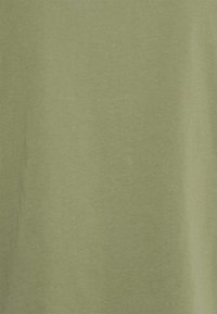 Lichtgroene katoenen stof met een gladde textuur en subtiele glans; uniforme kleur zonder patronen of opvallende details.