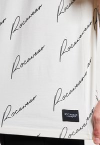 Rocawear ATLANTA - Apdrukāts T-krekls - offwhiteblack