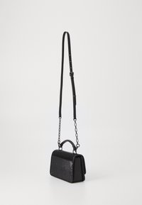 Borsa nera con una forma strutturata, caratterizzata da una superficie testurizzata, una tracolla a catena e una tracolla in pelle rimovibile.