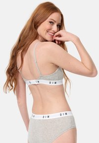 Bralette grigia in cotone con spalline regolabili e fascia elastica bianca con scritte nere. Abbinato a slip grigi in cotone coordinati.