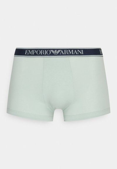 Világoszöld pamut boxer alsó, sötétkék elasztikus derékpánttal, amelyen fehér színnel az "Emporio Armani" logó található. Sima textúra, testhezálló kialakítás.