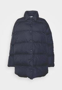 Marineblaue Steppjacke mit hohem Kragen, oversized Passform, Knopfverschluss und gesteppten Abschnitten zur Isolierung. Matter, glatter Textur.