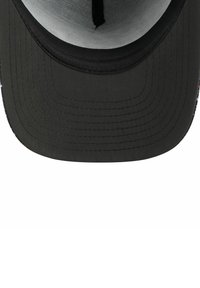 Schwarze Kappe mit einem strukturierten Schirm und grauem Netzpanel. Die Unterseite des Schirms zeigt feine Nähte mit einer glatten Textur. Runde Oberseite.