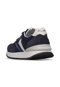 Sneaker in suede e mesh blu navy con accenti bianchi, dotata di linguetta e tallone imbottiti, suola testurizzata e marchio in rilievo sul retro.