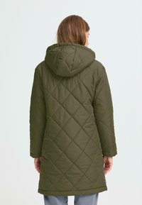 Olijfgroen, gewatteerde lange jas met een capuchon, met een ruitenpatroon en lange mouwen, getoond vanuit de achterkant.