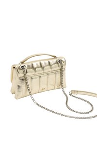 Metaliczna złota torebka o pikowanym wzorze, z łańcuszkowym paskiem na ramię i górnym uchwytem. Posiada płaską podstawę dla stabilności oraz smukły, prostokątny kształt.