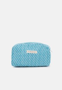 Neceser azul con un patrón de diamantes texturizado, cierre de cremallera y una pequeña etiqueta que dice "SUMMERY" en la parte frontal. Material de tela suave.