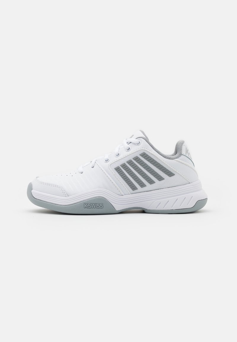 Weiße Sneakers mit grauen Akzenten, ausgestattet mit einem atmungsaktiven Mesh-Obermaterial, einer gepolsterten Sohle und einem strukturierten Design mit drei vertikalen Streifen.