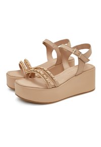Naakt platform sandalen met drie gevlochten banden, gouden kettingaccenten en verstelbare enkelgesp. Een gladde leren textuur, dikke zool.