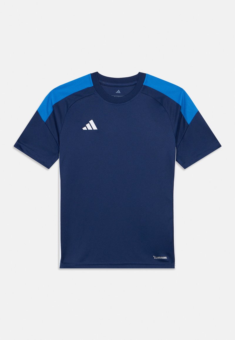 Σκούρο μπλε αθλητικό t-shirt με μπλε λεπτομέρειες στους ώμους, διαθέτοντας άσπρο λογότυπο και υλικό που απορροφά την υγρασία για καλύτερη απόδοση και άνεση.