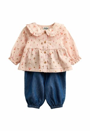Babyoutfit met roze blouse met lange mouwen met bosdierenprint en houten knopen, gecombineerd met blauwe jeans met elastische boorden.