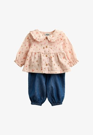 Babyoutfit met roze blouse met lange mouwen met bosdierenprint en houten knopen, gecombineerd met blauwe jeans met elastische boorden.