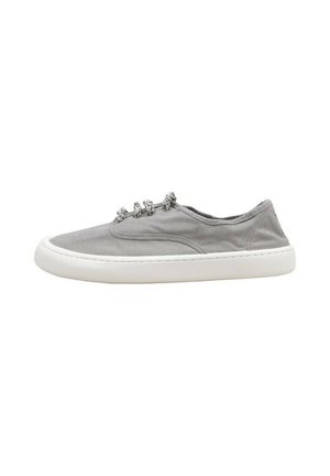 Zapatillas de lona grises con suela de goma blanca, que cuentan con cordones decorativos y una textura suave, diseñadas para el uso casual.