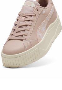 Ljusrosa plattformssneakers med övre del i texturerat läder, platta snören och en krämfärgad räfflad sula. Har en subtil logotypdetalj.